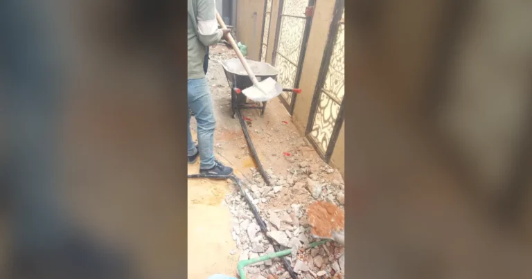 حفر مسار تمديد صرف جديد في حوش فيلا بطلب المالك أثناء الترميم