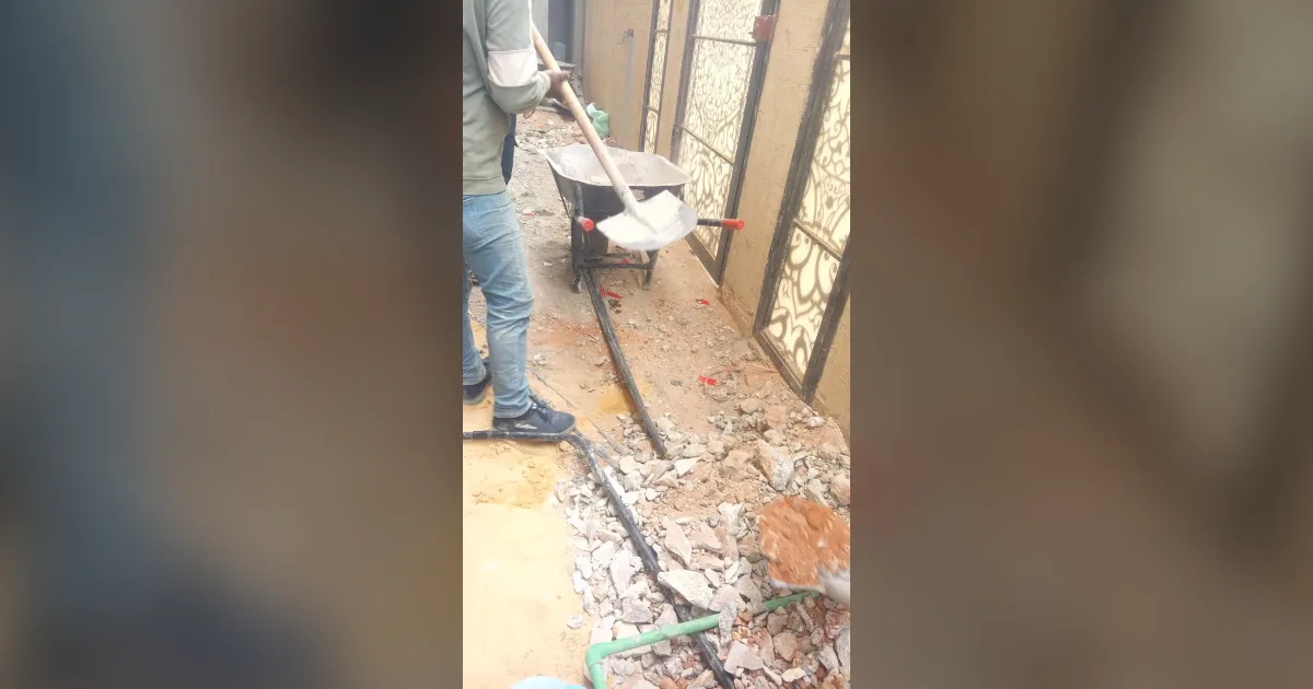 حفر مسار تمديد صرف جديد في حوش فيلا بطلب المالك أثناء الترميم