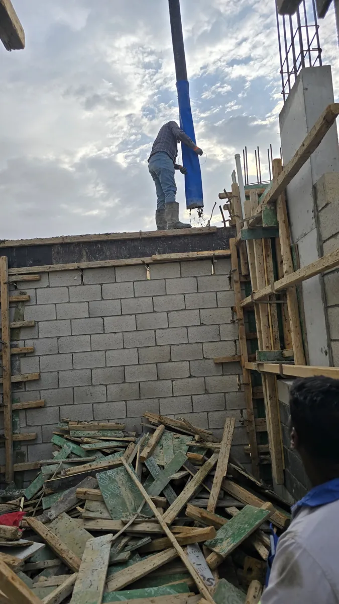 صب الخرسانة بالمضخة في سقف الدور العلوي لفيلا في الرياض