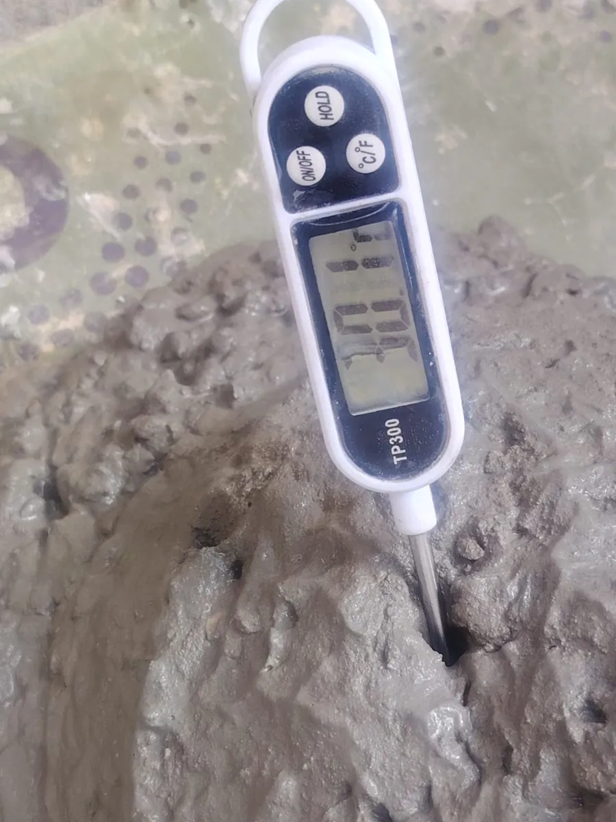 قياس حرارة الخرسانة الجاهزة بميزان حرارة قبل الصب في الموقع
