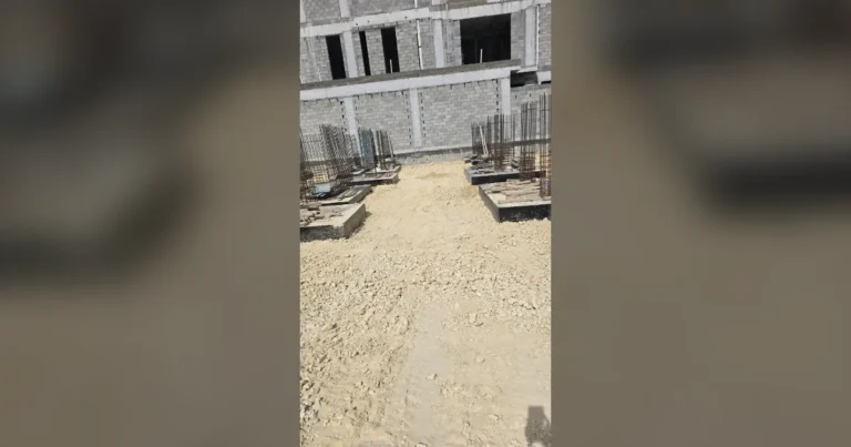 قواعد خرسانية معزولة بالبيتومين وأشاير أعمدة بعد الردم في فيلا بالرياض