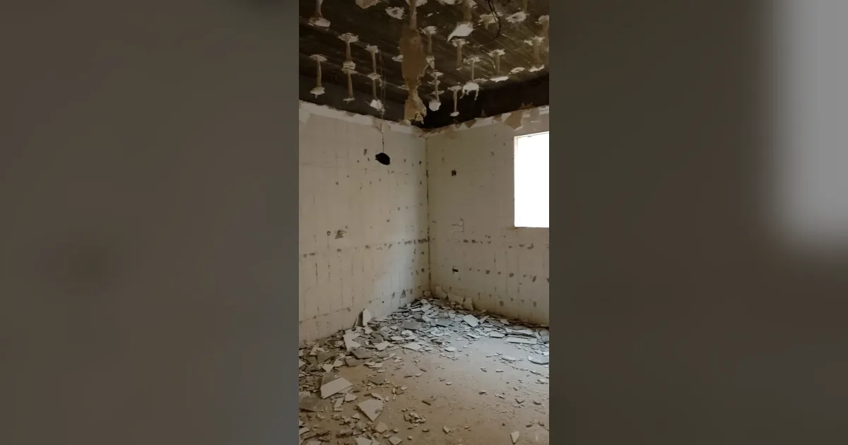 غرفة بعد إزالة السقف الجبسي القديم في ترميم فيلا بالرياض