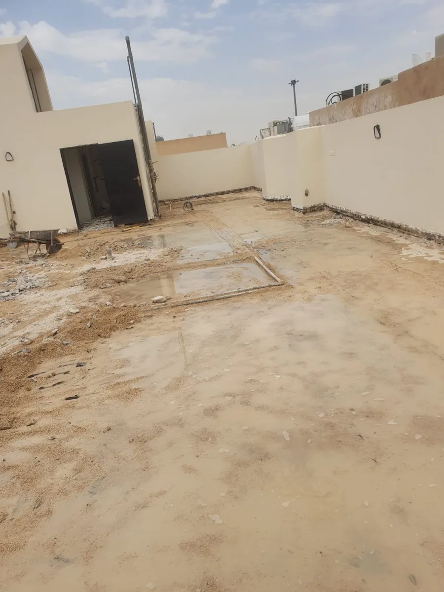 سطح ملحق بعد إزالة البلاط القديم في ترميم فيلا بالرياض