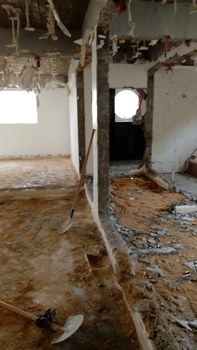 فتحات جدران مزالة بين الأعمدة في الدور الأول أثناء ترميم فيلا بالرياض