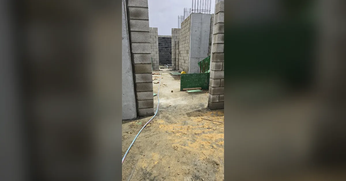 هيكل فيلا في مرحلة العظم بجدران البلك والأعمدة في الرياض