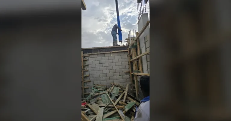 صب سقف بالمضخة في موقع بناء فيلا بالرياض
