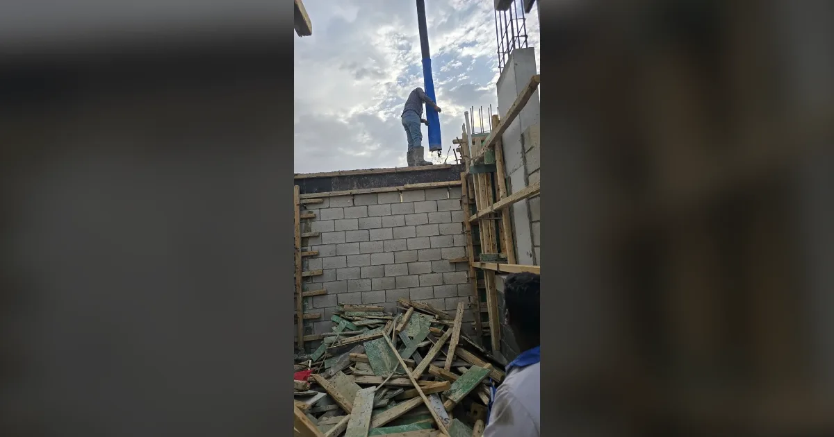 صب سقف بالمضخة في موقع بناء فيلا بالرياض