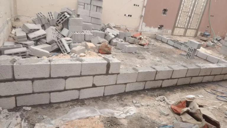 جدران مجلس خارجي في حوش فيلا أثناء الترميم بالرياض