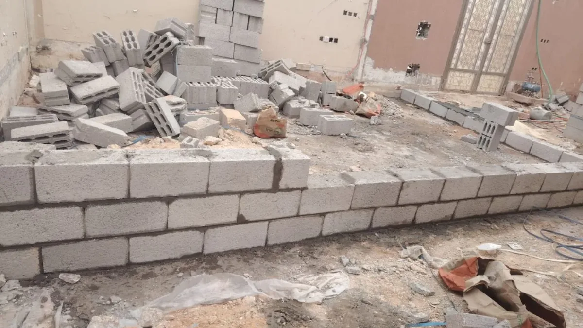 جدران مجلس خارجي في حوش فيلا أثناء الترميم بالرياض