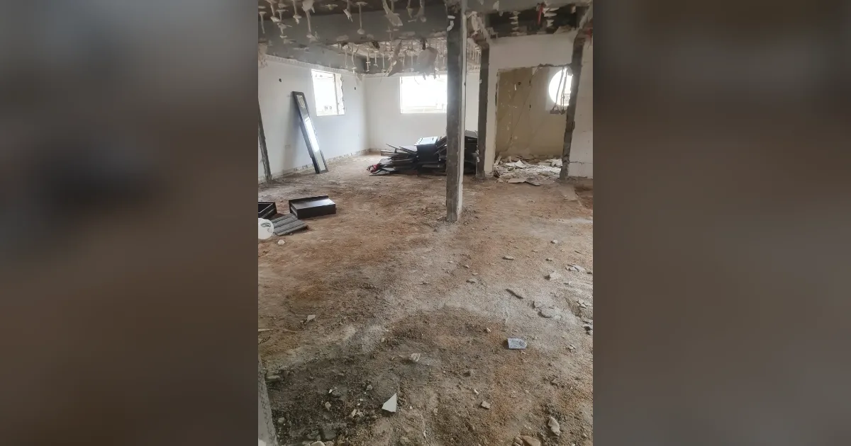 صالة فيلا بعد إزالة الأسقف الجبسية والجدران في مرحلة التكسير بالرياض