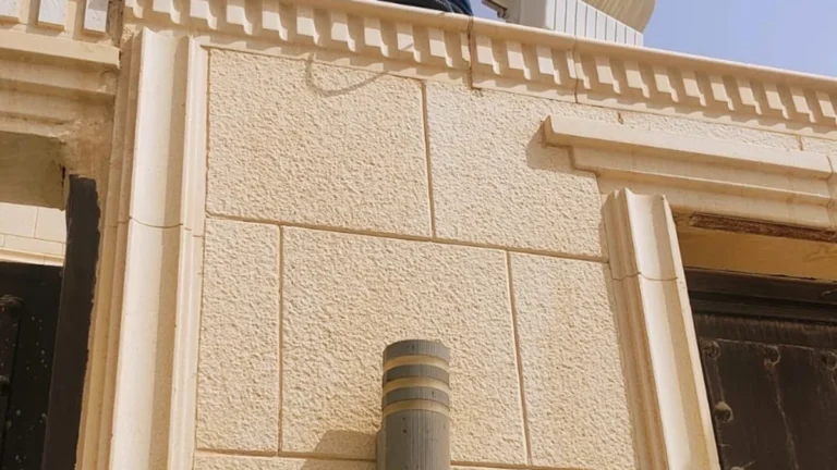 تكسية حجر على واجهة فيلا أثناء التنفيذ