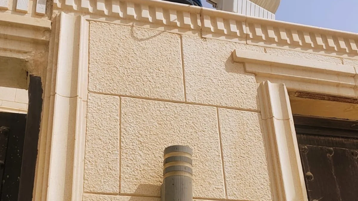تكسية حجر على واجهة فيلا أثناء التنفيذ